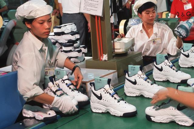 美国市场内约有33%的鞋类产品,以及20%的服装都是靠越南的厂家供应的